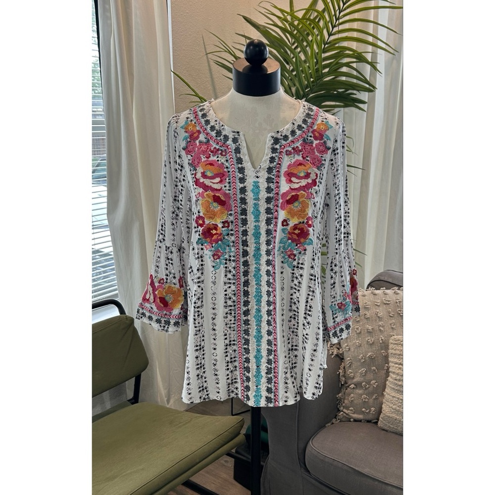 SAVANNA JANE Women's Floral Embroidered Bell Sleeve Tunic Top Size Medium Boho - Picture 6 of 9
